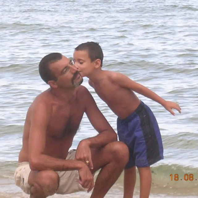 警察 一家六口离奇失踪，警察在花园阳台下挖出尸体，而丈夫却不翼而飞