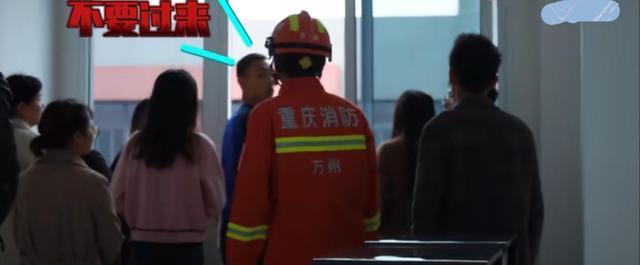 重庆高校女生伪造假条，被识破欲跳楼，知情人：有些人不配当导员