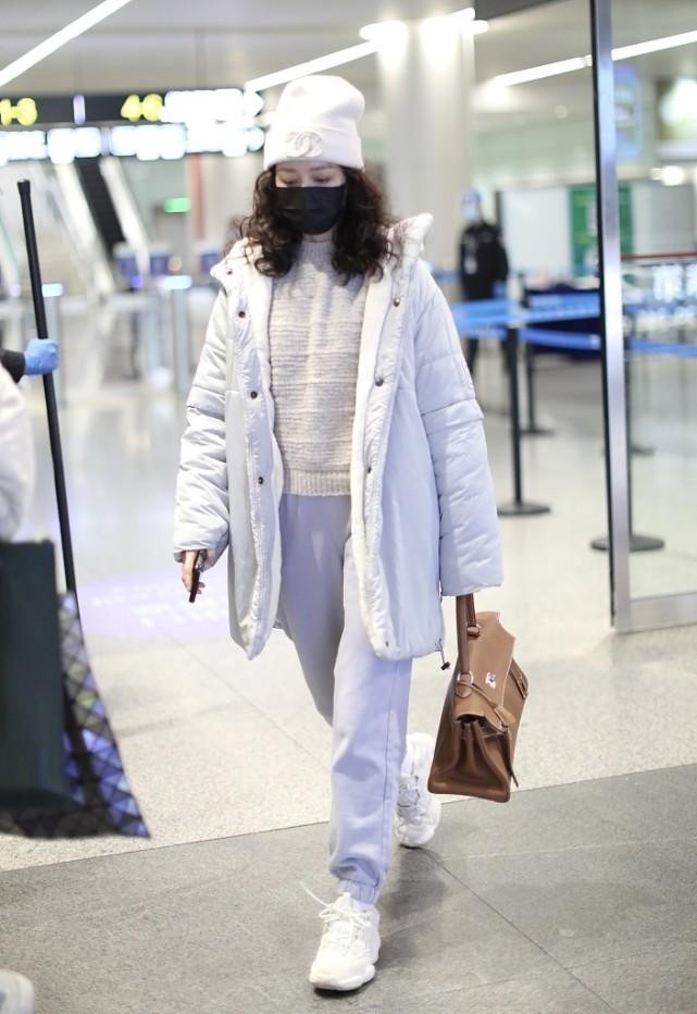 穿衣搭配|王鸥也太大胆了吧,都奔四的年纪了,还敢梳这么可爱的羊毛卷