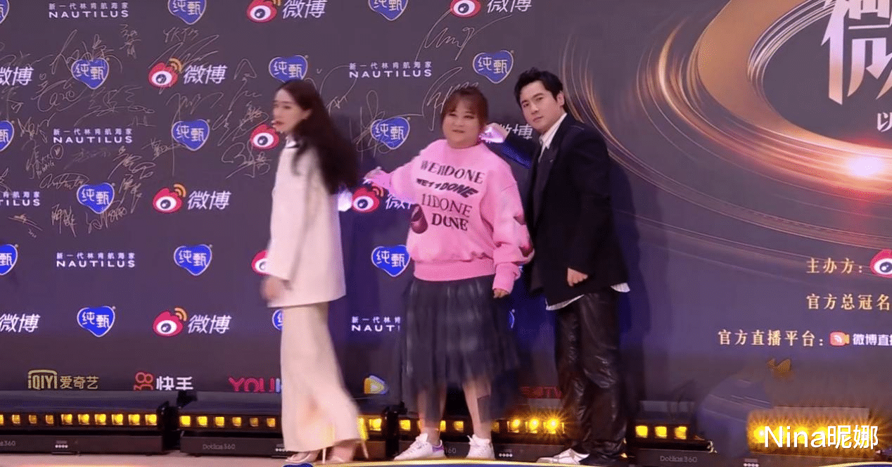 贾玲|真替贾玲捏把汗！胖成球穿香芋色公主裙看不见腰，上万裙快变道具服