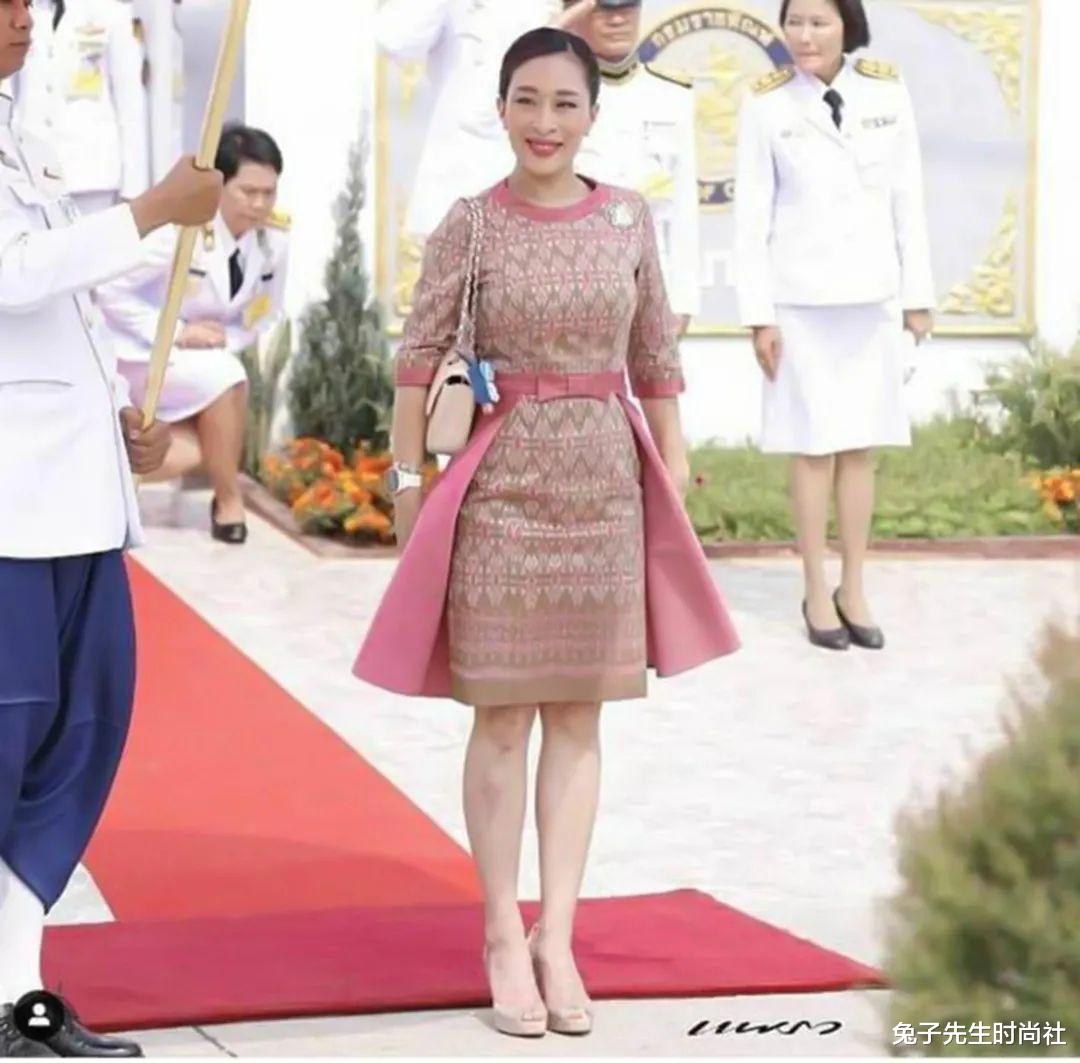 兔子先生时尚社 帕查拉公主一头短发出席公务,信心满满,王者风范碾压提帮功王子