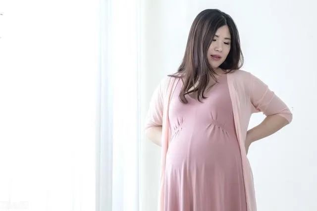 兜妈爱叨叨|准妈妈陈意涵，怀孕9个月挺孕肚走红毯，网友：确定怀了吗？