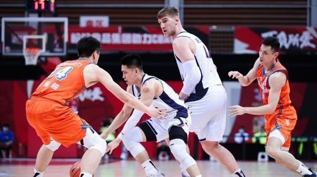 广州男篮|14分大逆转，广州末节翻盘，郭士强振臂高呼，季后赛还有悬念