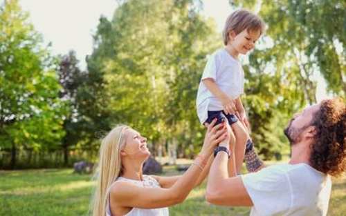 舜网 家长去参加孩子的小学家长会，一进门看到的场面呆在了原地