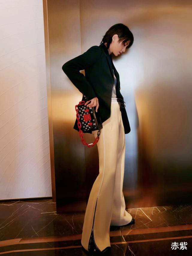 周笔畅|周笔畅穿学院风look，经典有质感，这一身黑白look冬季值得借鉴