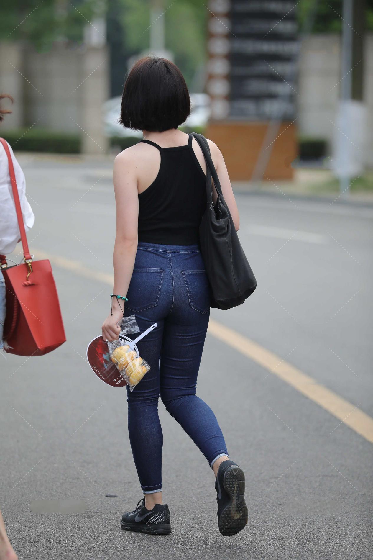 穿衣搭配|短发女生配深色系穿搭又酷又飒，学会同色系搭配法，你也能变时尚