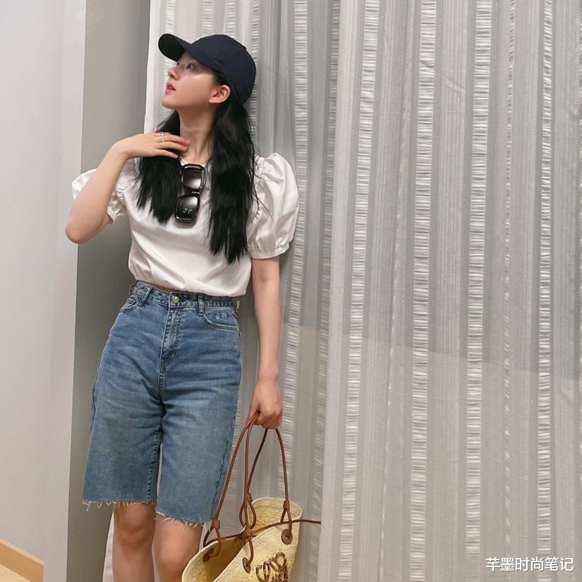 芊墨时尚笔记|赵露思素颜走机场都这么清纯？穿搭黑色棒球针织，小腰瘦的惹人爱