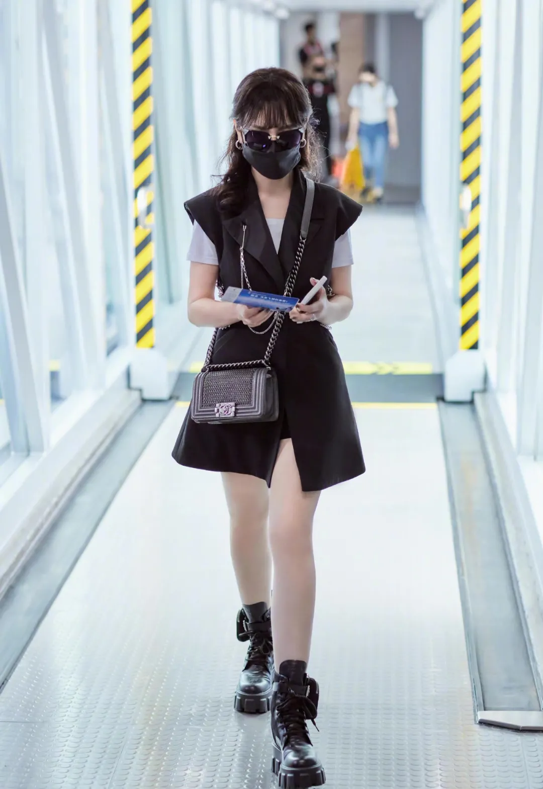 艾小羊|艾小羊:P图造假扮嫩!67岁做顶流,姐姐真敢!