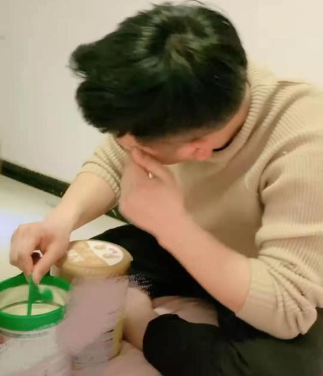 躲进你的身体|给女儿换了便宜奶粉，爸爸心疼得直掉泪，宝妈表示会一直陪着他
