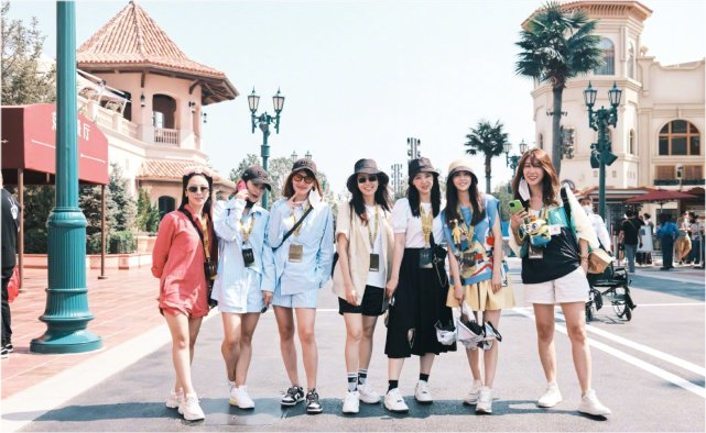 高露|高露佟丽娅罕见同框！佟丽娅穿学院装少女感爆棚，比高露都还要美