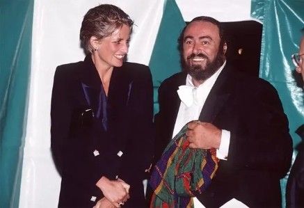 戴安娜|1991年帕瓦罗蒂演唱会，戴安娜被雨淋成“落汤鸡”，见偶像很兴奋