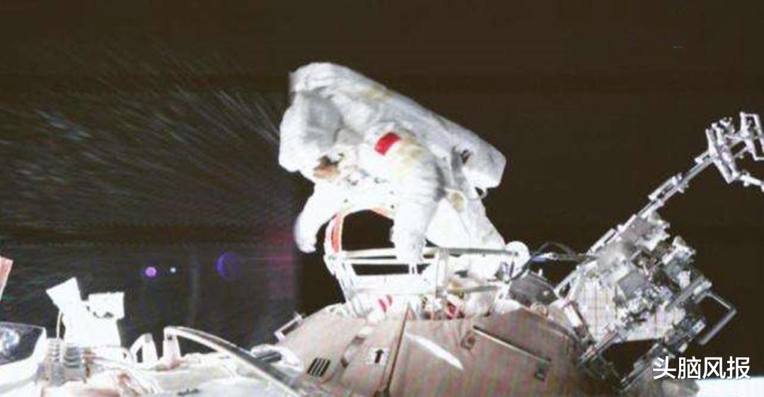 中国宇航员出舱,背景中为何是一片黑暗?宇航员也看不到星星吗?