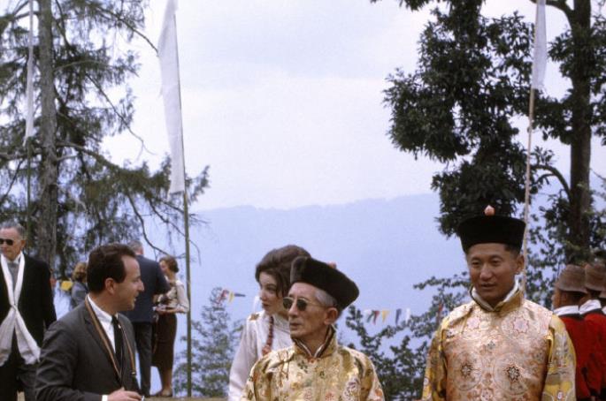 奶球妈咪聊|锡金末代国王：40岁娶23岁美国名媛，国灭后人财两空，59岁去世