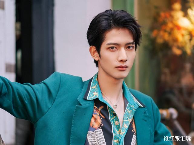 胡烨韬|男爱豆被批娘气后回应：我辛苦赚钱养活自己，这就叫阳刚之气！