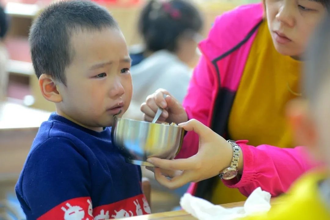 饭饭妈妈育儿|如果孩子长时间偏食，对孩子的影响是显而易见的，父母别不当回事