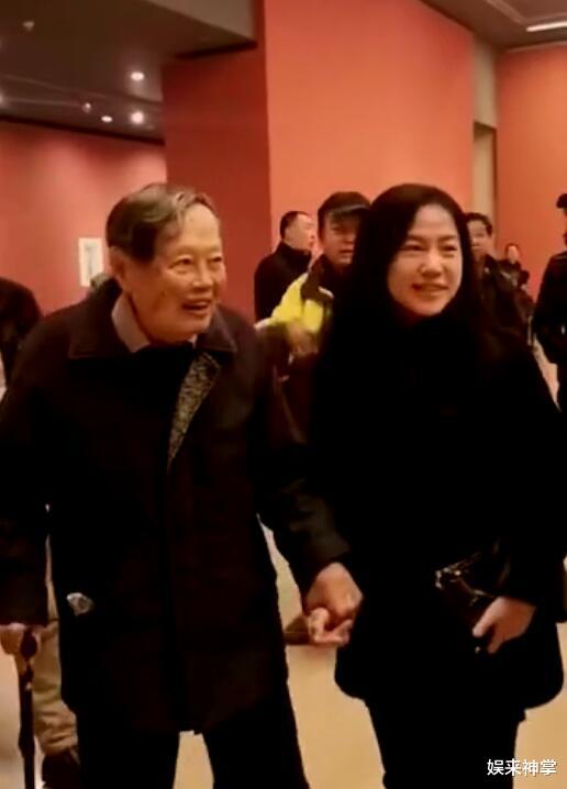 杨振宁|99岁杨振宁身形消瘦！拄拐杖依旧精神昂扬，娇妻年轻靓丽紧紧跟随