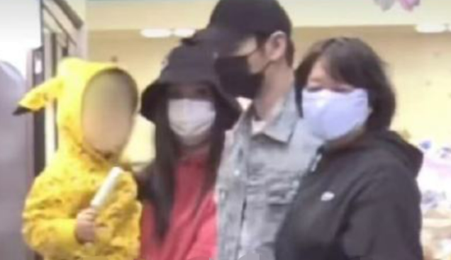 电视剧|baby黄晓明游玩被偷拍！素颜出镜遮挡严实，却被网友质疑假同框
