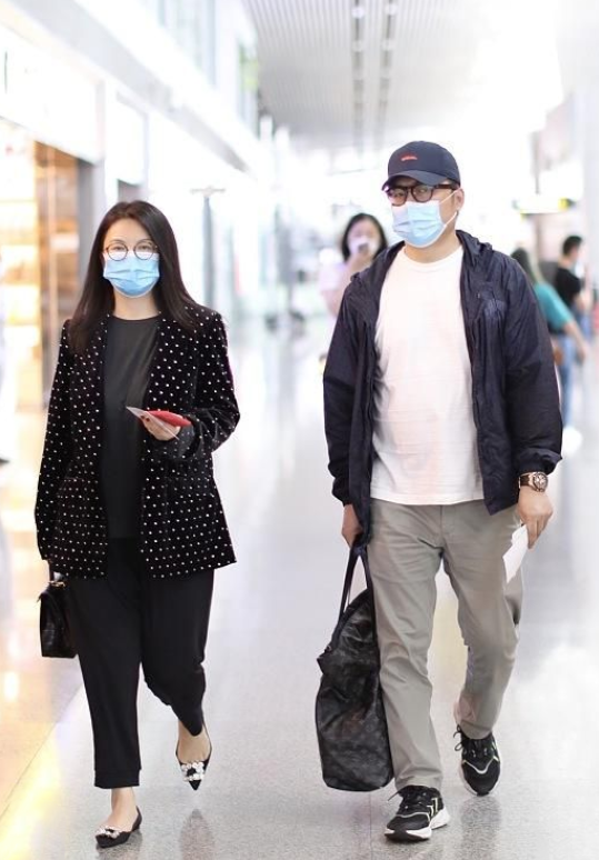 美人哒 李湘胖得恰到好处！穿波点西装搭锥形裤，土味穿搭难掩骨子里的美