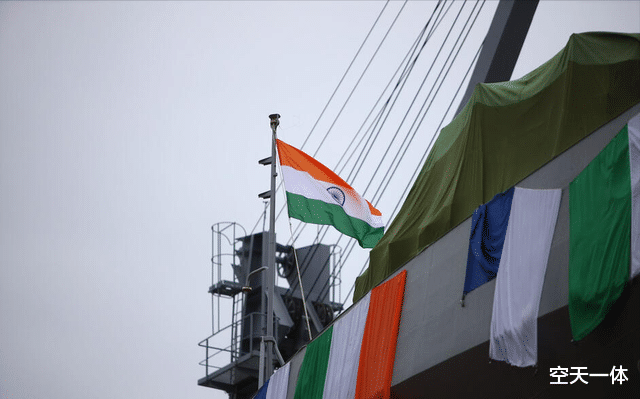 印度|用3块布条冒充国旗，印度新舰在俄罗斯下水，也太抠了