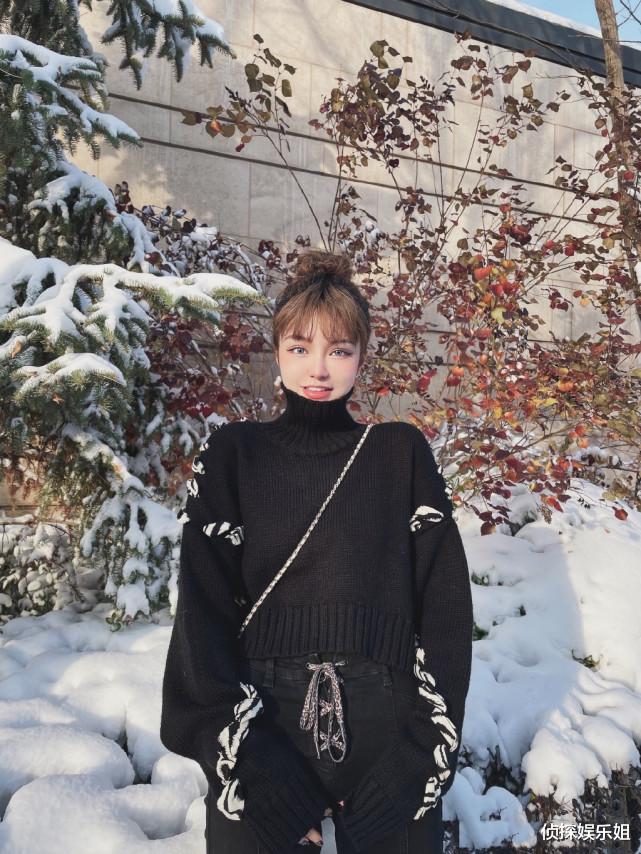 周扬青|周扬青晒儿时与爸妈合影，直面整容争议自侃从小到大长得毫无关联