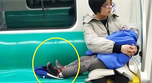 日居月诸说 地铁一组母子照片引网友热议,这样的孩子,是有教养还是没童真?