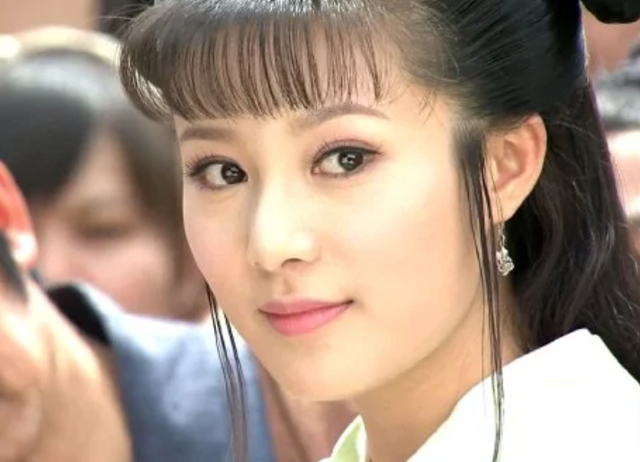 邬靖靖|别人“拼爹”她拼姑父，姑姑与姑父离婚之后，她的资源一落千丈