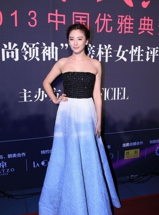 张雨绮|张雨绮不咋在乎镜头，往上拽裙子不太雅观，但和霍思燕同框挺养眼