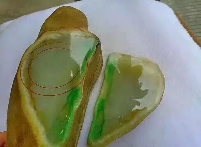 99版人民币|买的翡翠原石，一刀切出两条冰种黄加绿手镯，爆涨近10倍！