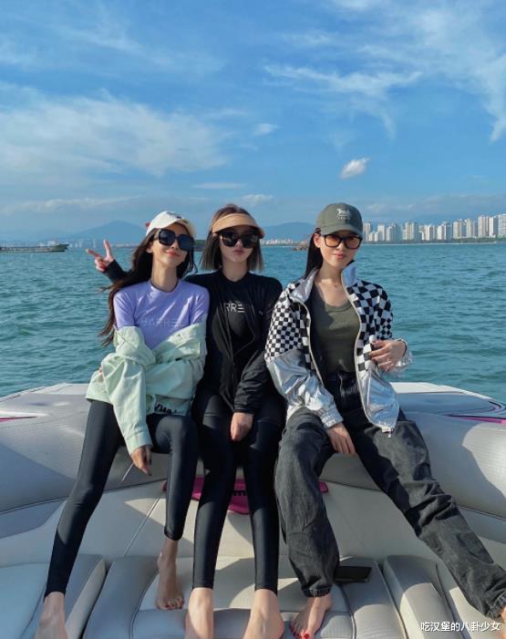 Angelababy|杨颖和闺蜜们海上冲浪，姐妹三人晒光脚照，杨颖马甲线意外抢镜！