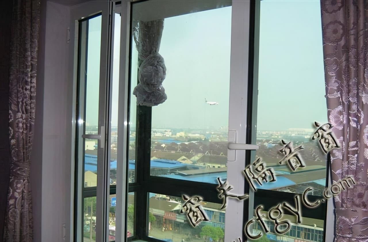 粉色|越来越多人在玻璃上装这种材料,隔热保温又降噪,砸都砸不碎