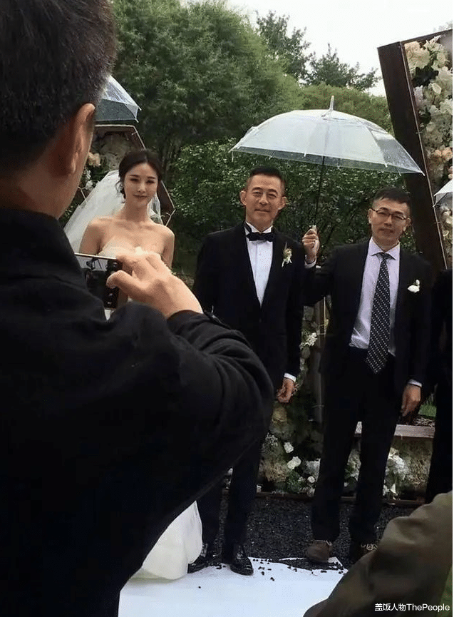 侯勇|两任前妻70后，情人80后，三婚又娶90后，是因为侯勇有钱就变坏？