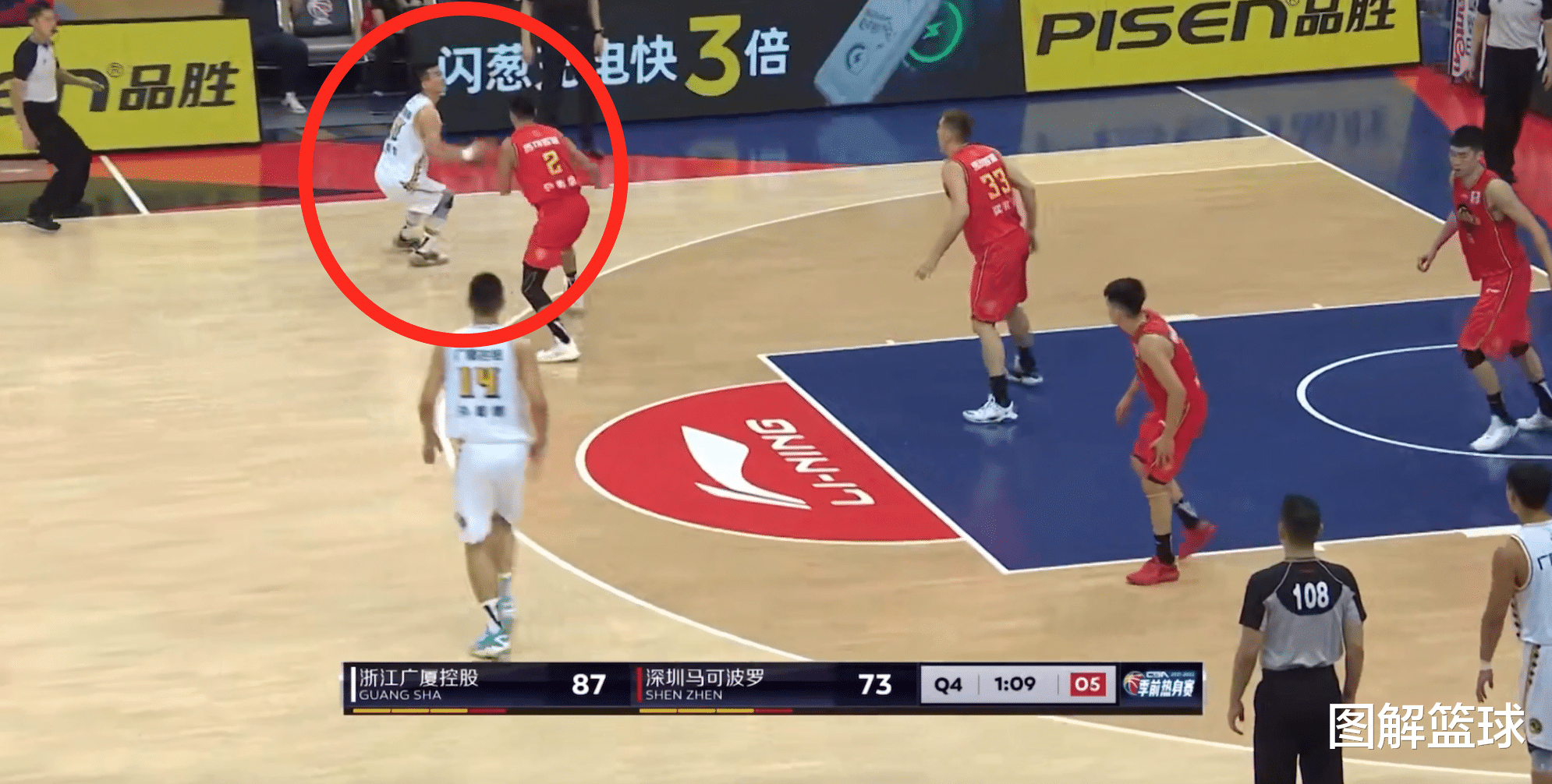 费德勒|无人防守时, CBA球员想扣篮, 结果连框都没碰到, 队友直接捂脸偷笑