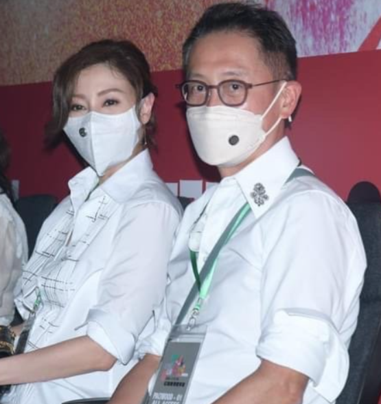 时尚风行派|李嘉欣和富豪老公真恩爱！穿衬衫美回巅峰，戴口罩藏不住盛世美颜