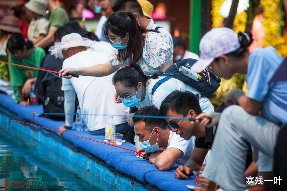 奇奇|一个简易鱼池,一根鱼竿30块,游客路过就迈不开腿,为何这么火?