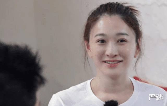 护肤品 43岁李小冉素颜出镜，肌肤状态精致到毛孔，闭口痘痘都没有