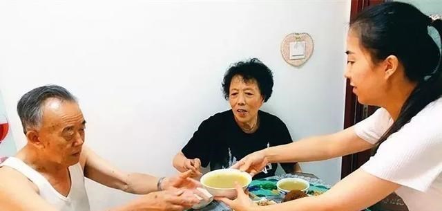以太坊 四川一老人故意把杯子放电梯口致冒烟，警方称其只是为了省时间