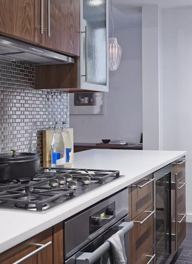 小姐姐|90后小姐姐住155平,客厅背景墙改成书架装到顶,收纳1㎡也不浪费