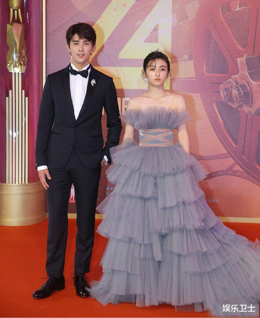 张子枫|上海电影节吴磊张子枫红毯同框，妹妹拍完照表情好逗，二人说悄悄话被破译