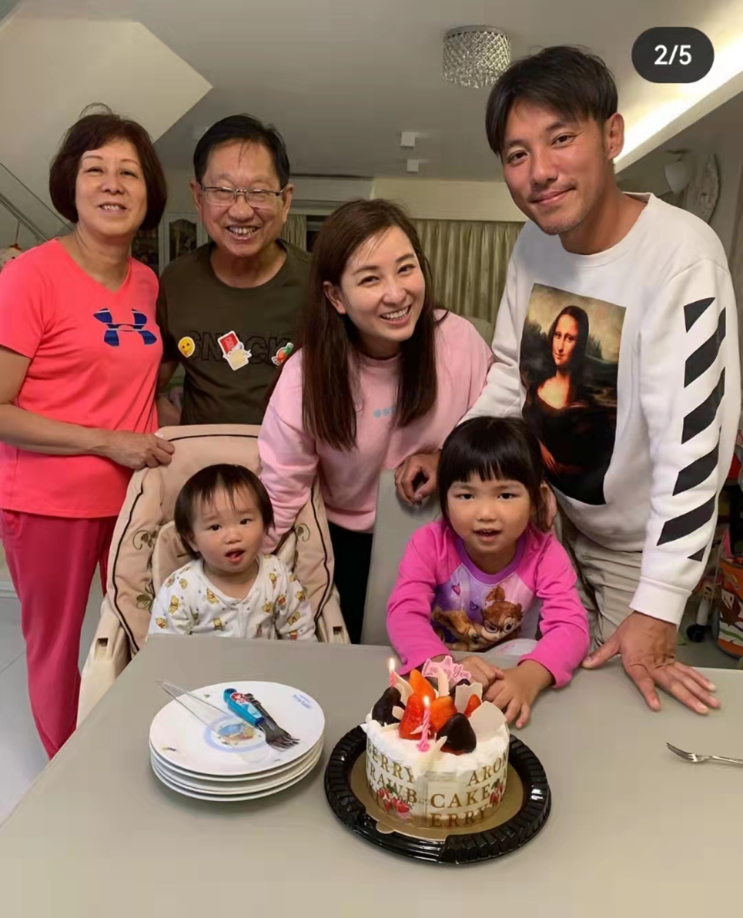 刘德华|刘德华干儿子喜迎三胎，老婆产后状态好，皮肤超级紧致显年轻