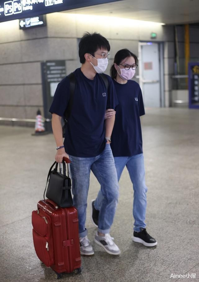 Ainee小屋|吴敏霞和老公穿情侣装，T恤搭配牛仔裤清新减龄，穿搭随性不随意