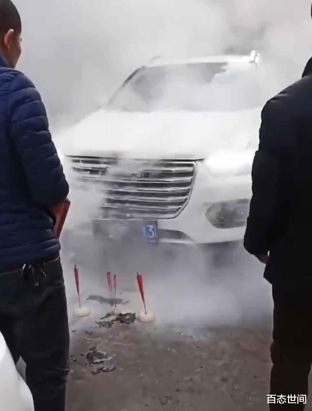 百态世间 四川车主大年初一给自己新买的长城哈弗烧香祈福,不慎把车引燃了