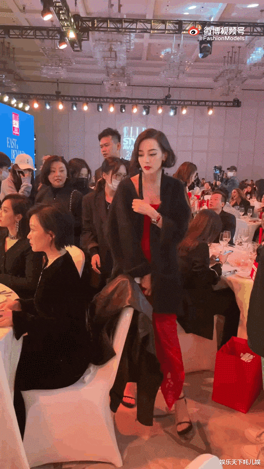 迪丽热巴|ELLE晚宴内场,迪丽热巴装扮成复古名伶和宋茜坐一桌,蔡徐坤和美女聊天不专心