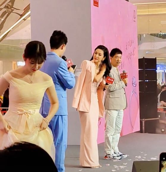 李冰冰|深圳：48岁李冰冰现身商场，怕冷还披着外套，“来了10多分钟”