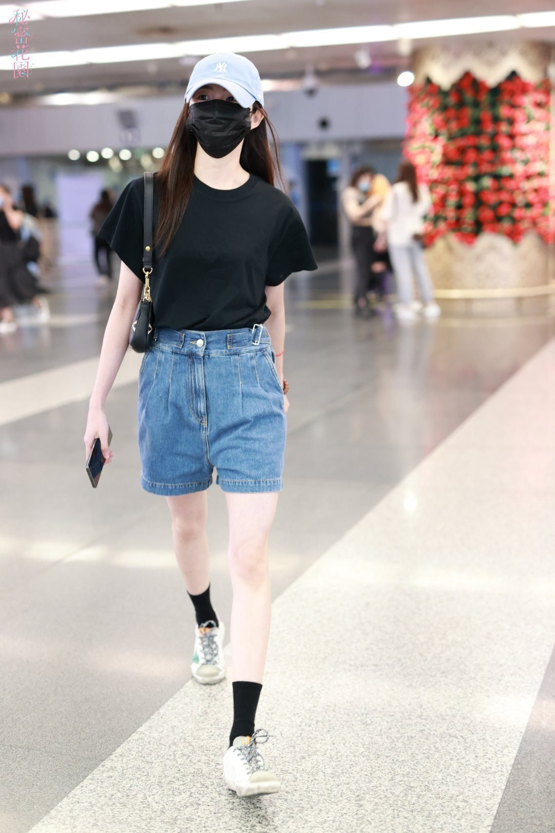 何有强|刘浩存美如初恋女友，穿黑色夹克外套配碎花半身裙，看着让人心动