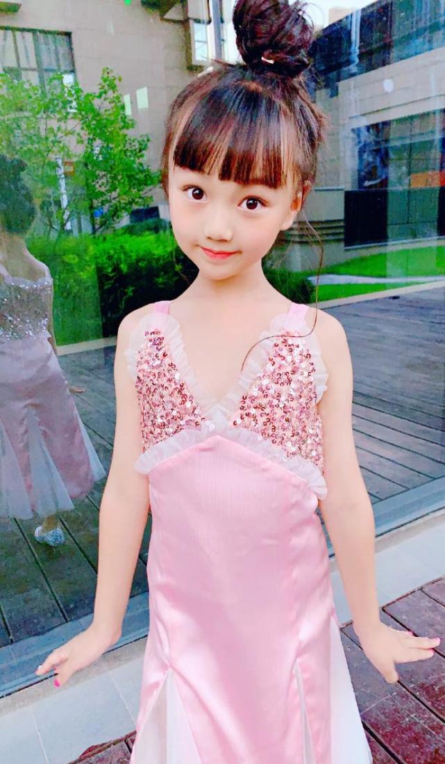 纪美伊|《爸爸去哪儿》小山竹近照曝光，浓妆打扮露腰装，网友怒批太成熟