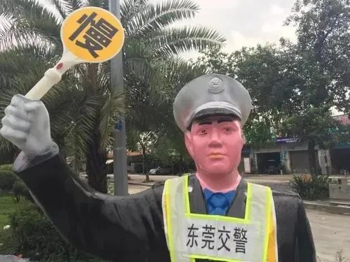 晚上走高速被\假交警\吓一跳? 车主: 这不算什么, 还有更坑的!