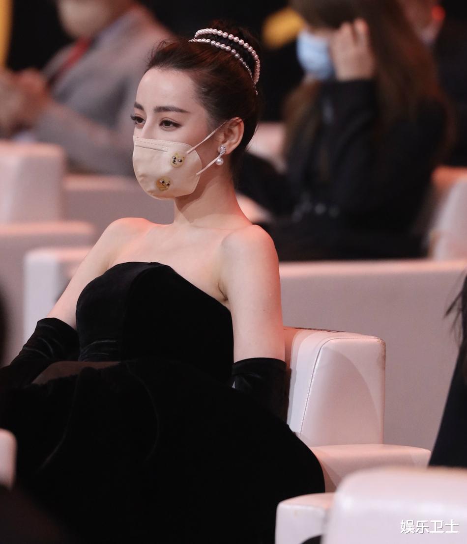 迪丽热巴|迪丽热巴微博之夜再添恋情锤？躲闪主动搀扶的李现，之前却主动靠近黄景瑜