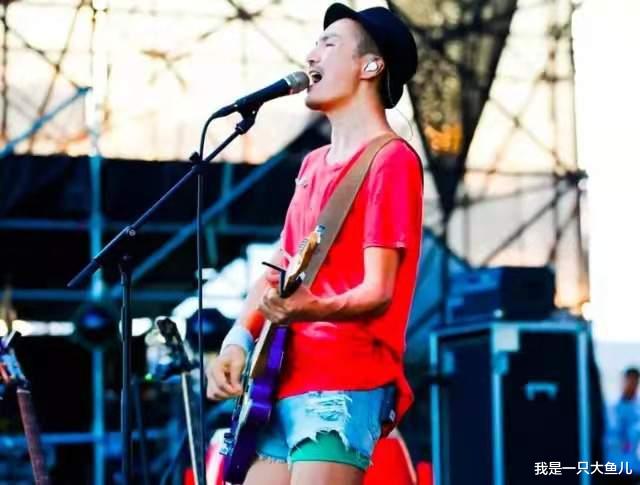 刘德华|明星造型能有多奇葩！刘德华露背装领先时代，陈奕迅有点辣眼睛