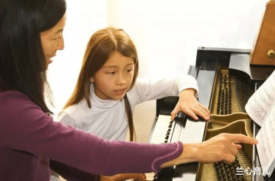 兰心育儿|早上6: 28分，躺在辅导班门口的两个孩子，揭露了鸡娃的残酷