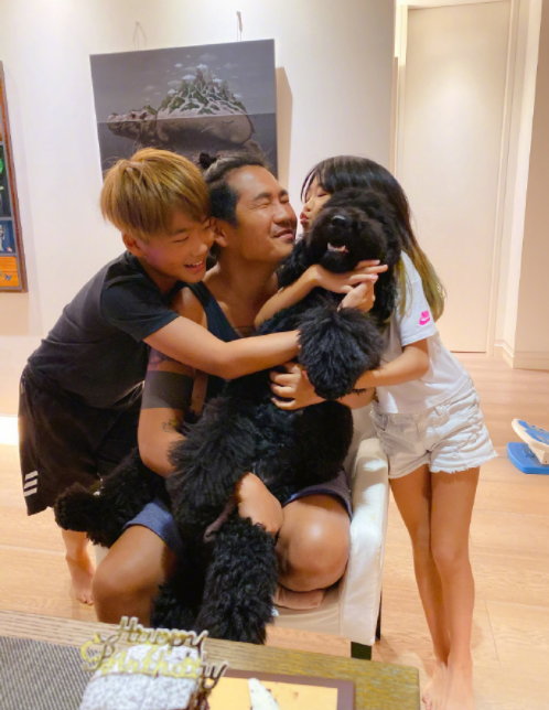 曹格|曹格被收养的狗咬伤，地板大片血迹触目惊心，吴速玲方回应伤势